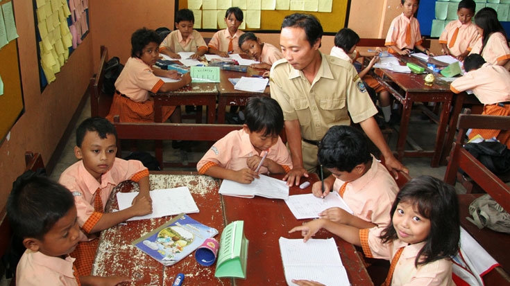 Does decentralisation promote learning? Local political settlements and education policies in Indonesia
